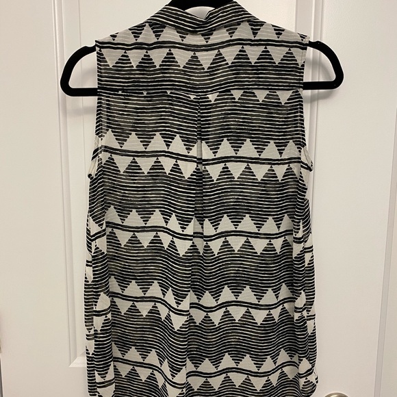 Sleeveless sheer blouse - Picture 2 of 3